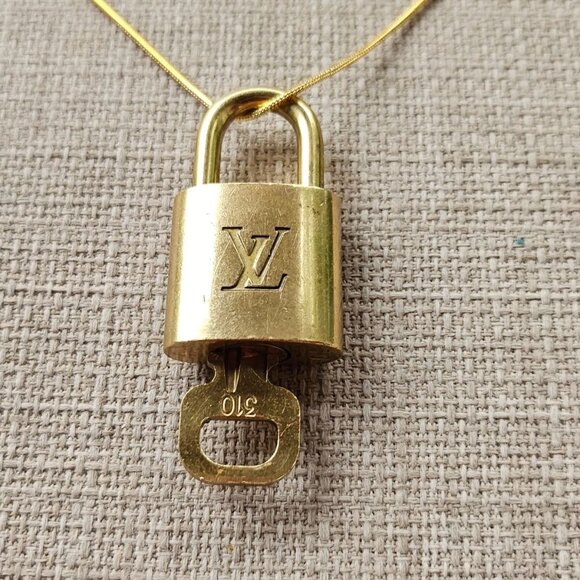 Louis Vuitton Paris Padlock Gold Tone Lock/Key 310 Made in France Authentic LV - Picture 11 of 13